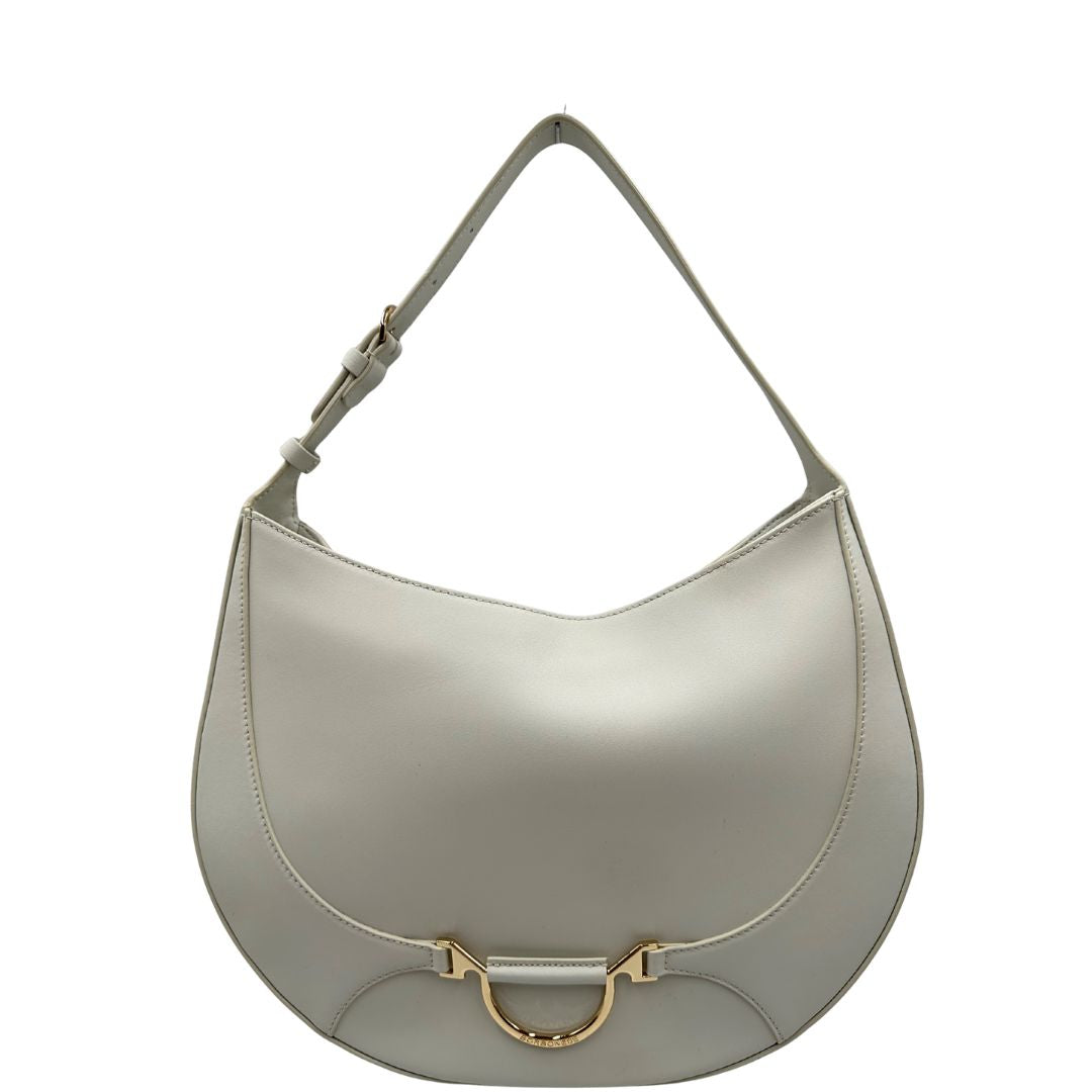 Front Borsa Borbonese in pelle bianca con parti metalliche dorate; munita di un manico singolo&nbsp;regolabile, indossabile a spalla