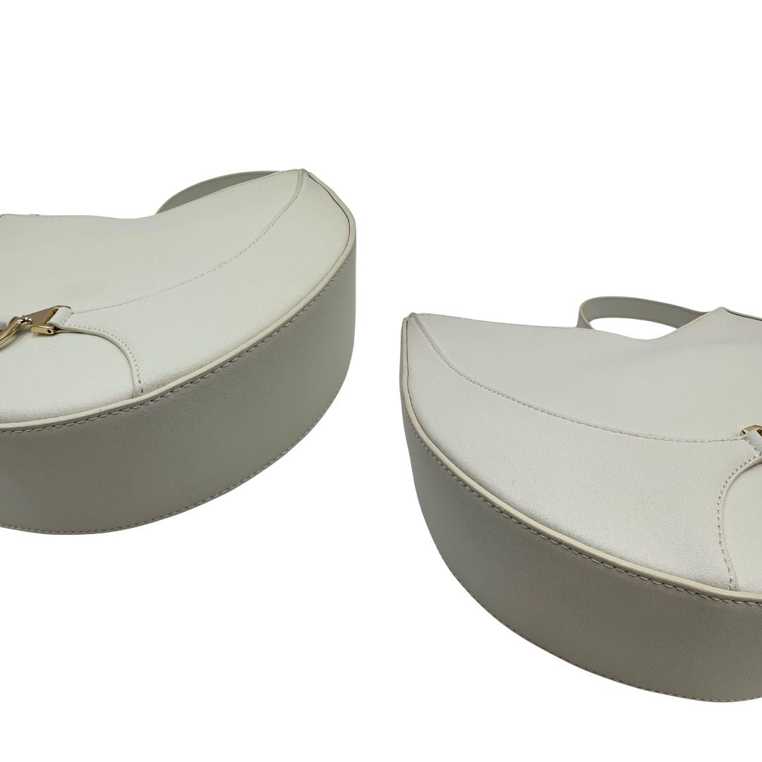 Angoli Borsa Borbonese in pelle bianca con parti metalliche dorate; munita di un manico singolo&nbsp;regolabile, indossabile a spalla