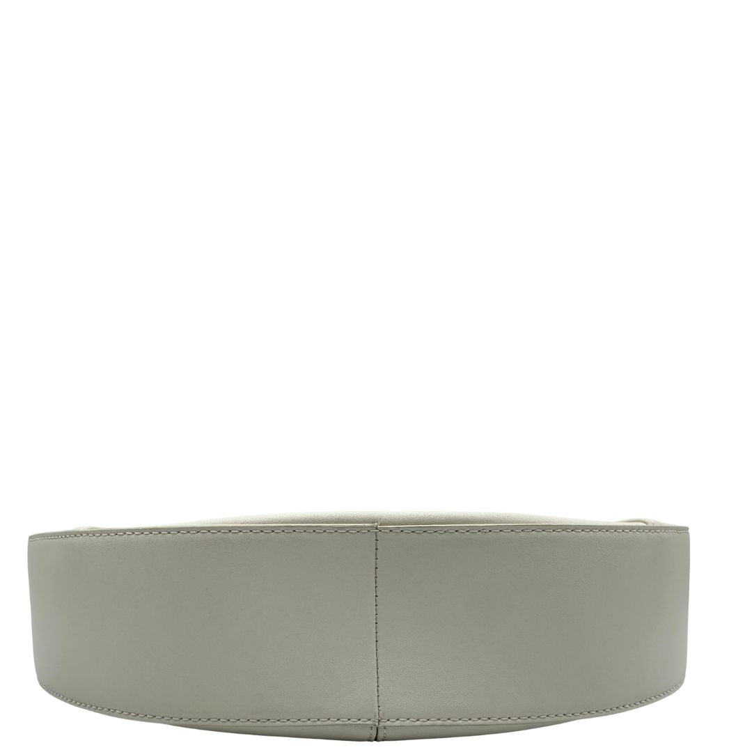 Base Borsa Borbonese in pelle bianca con parti metalliche dorate; munita di un manico singolo&nbsp;regolabile, indossabile a spalla