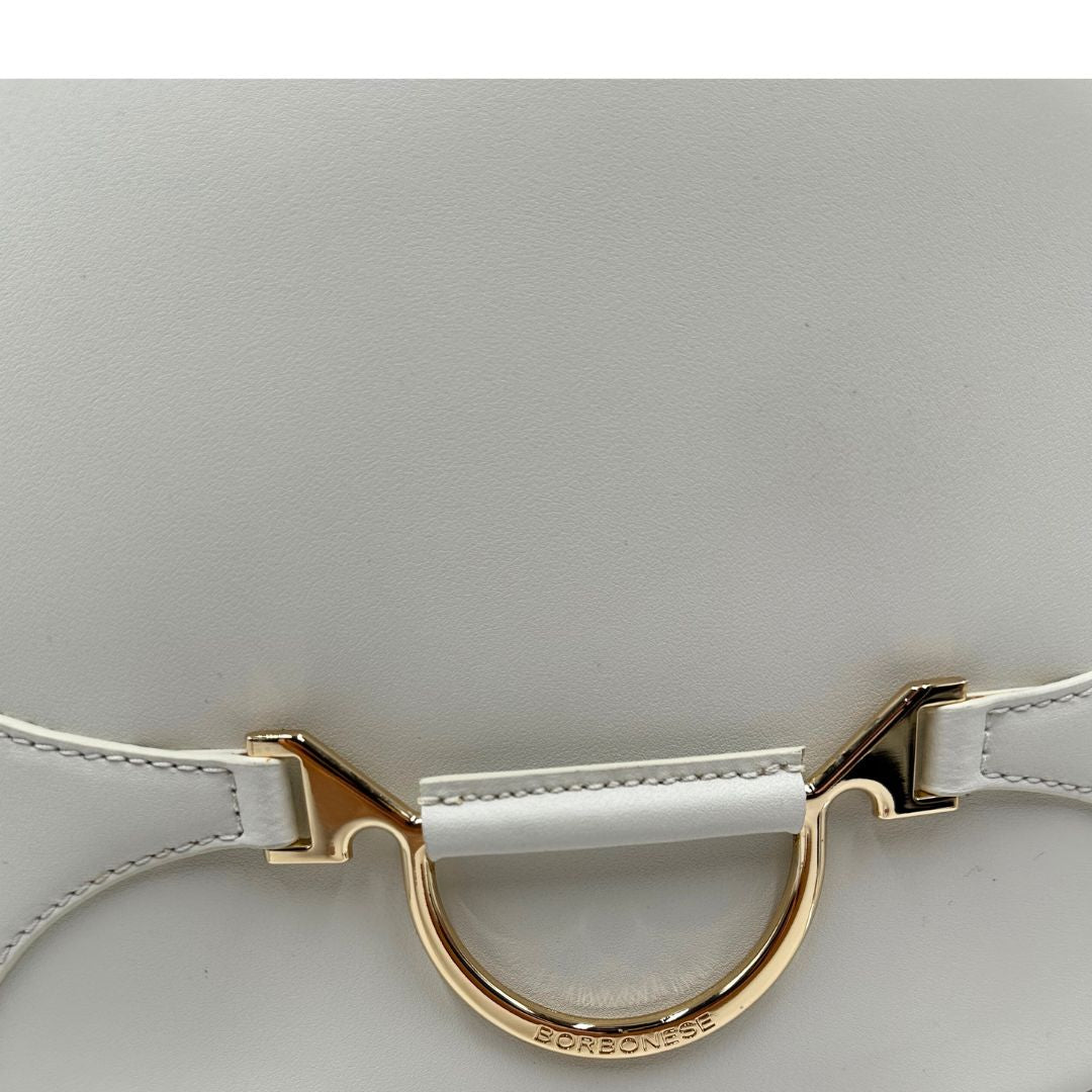 Borsa Borbonese in pelle bianca con parti metalliche dorate; munita di un manico singolo&nbsp;regolabile, indossabile a spalla