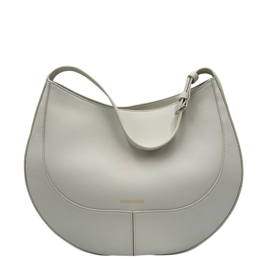 Retro Borsa Borbonese in pelle bianca con parti metalliche dorate; munita di un manico singolo&nbsp;regolabile, indossabile a spalla