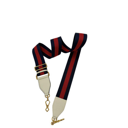 Tracolla Gucci in tessuto con iconica striscia web rossa e blu, rifinita con parti in pelle bianche e parti metalliche dorate.&nbsp;