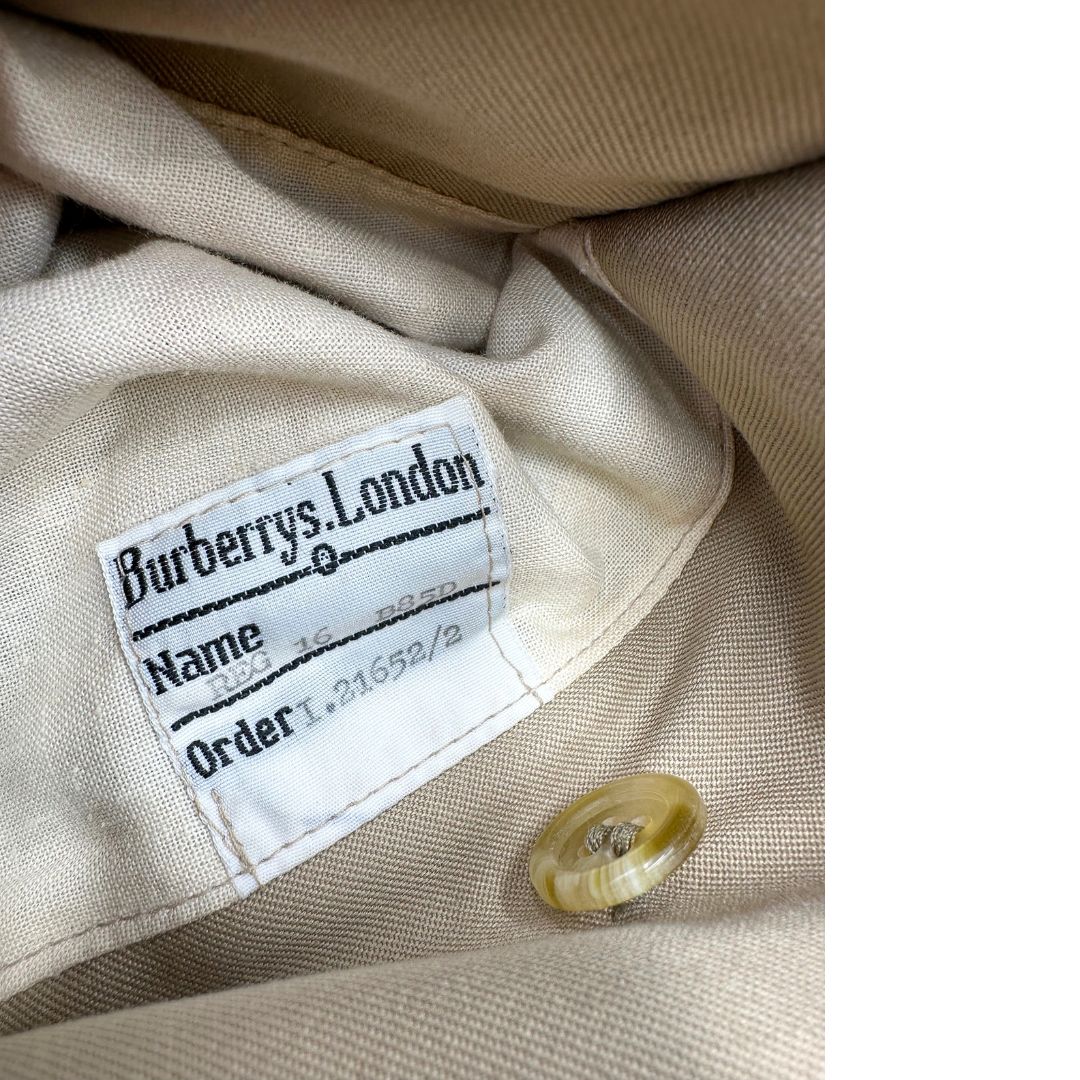 Trench Burberry beige in 51% cotone e 49% poliestere, di lusso, originale, ottime condizioni.