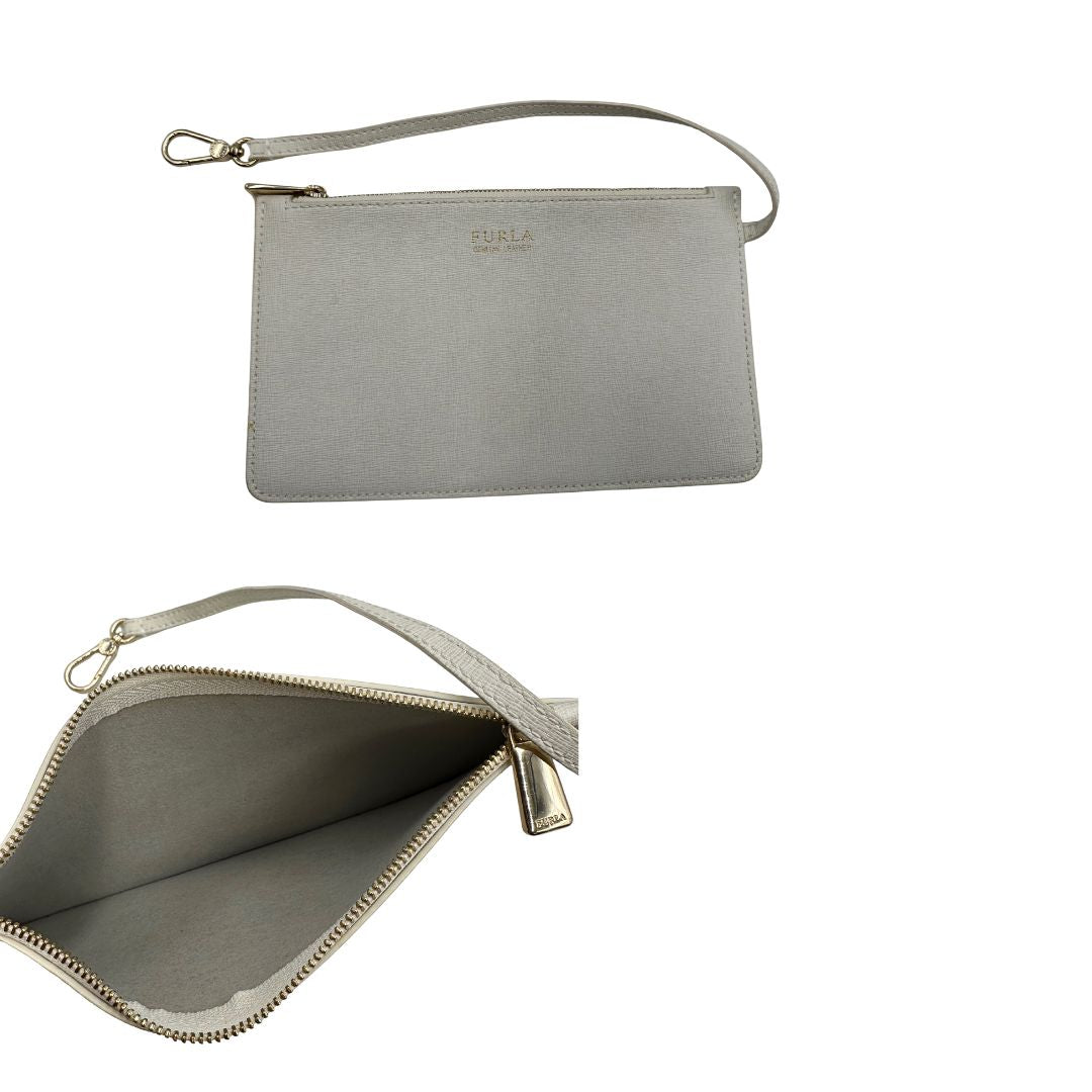 Pochette estraibile di un bucket Furla in pelle bianco gesso con parti metalliche dorate; munito di un manico singolo. Completo di dustbag.