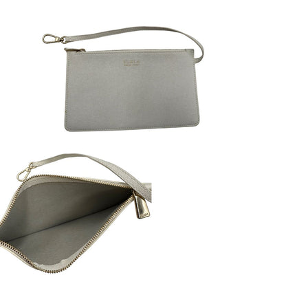 Pochette estraibile di un bucket Furla in pelle bianco gesso con parti metalliche dorate; munito di un manico singolo. Completo di dustbag.