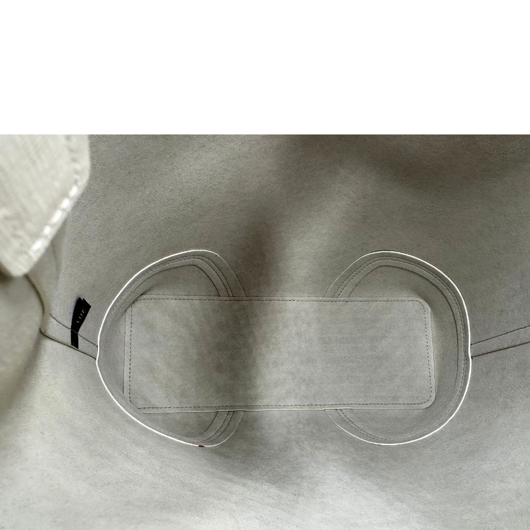 Interno di un bucket Furla in pelle bianco gesso con parti metalliche dorate; munito di un manico singolo e pochette estraibile ed amovibile. Completo di dustbag.