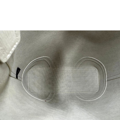 Interno di un bucket Furla in pelle bianco gesso con parti metalliche dorate; munito di un manico singolo e pochette estraibile ed amovibile. Completo di dustbag.