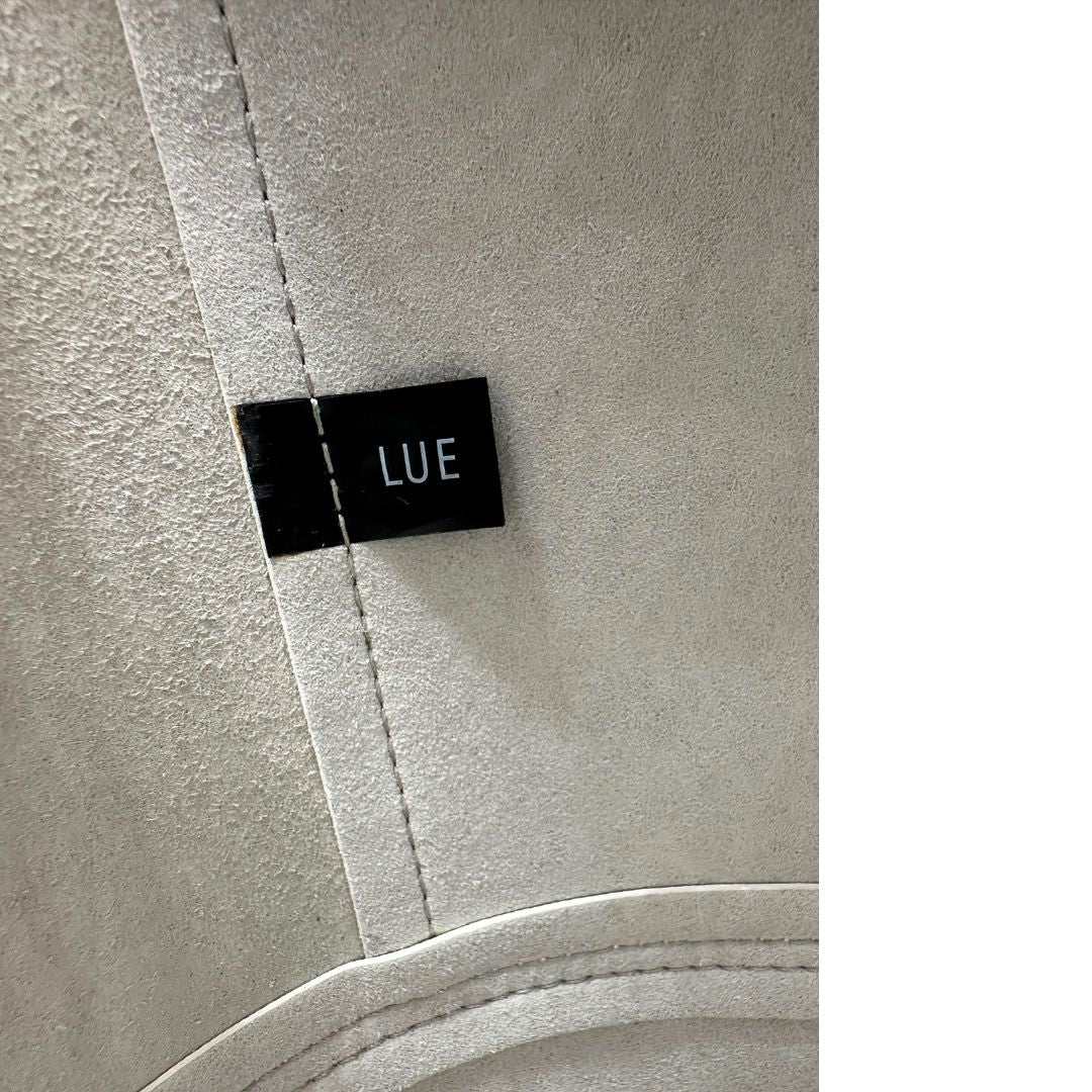 Codice di un bucket Furla in pelle bianco gesso con parti metalliche dorate; munito di un manico singolo e pochette estraibile ed amovibile. Completo di dustbag.