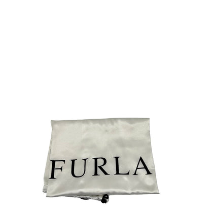 Dustbag di un bucket Furla in pelle bianco gesso con parti metalliche dorate; munito di un manico singolo e pochette estraibile ed amovibile.