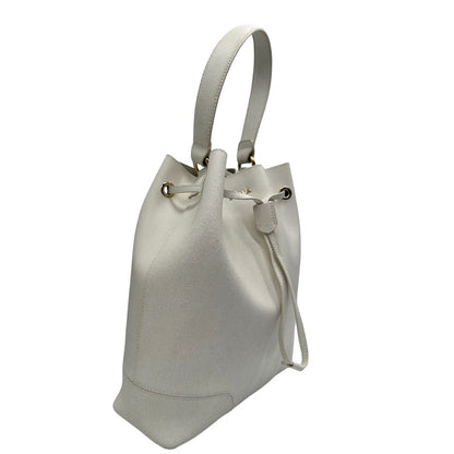Laterale sinistro di un bucket Furla in pelle bianco gesso con parti metalliche dorate; munito di un manico singolo e pochette estraibile ed amovibile. Completo di dustbag.