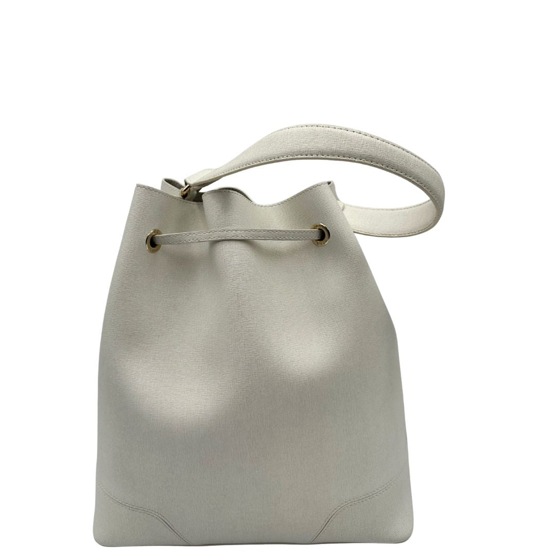 Retro di un bucket Furla in pelle bianco gesso con parti metalliche dorate; munito di un manico singolo e pochette estraibile ed amovibile. Completo di dustbag.