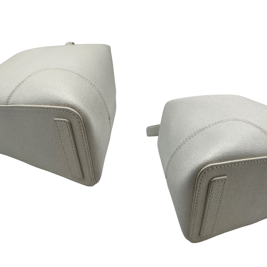 Angoli di un bucket Furla in pelle bianco gesso con parti metalliche dorate; munito di un manico singolo e pochette estraibile ed amovibile. Completo di dustbag.