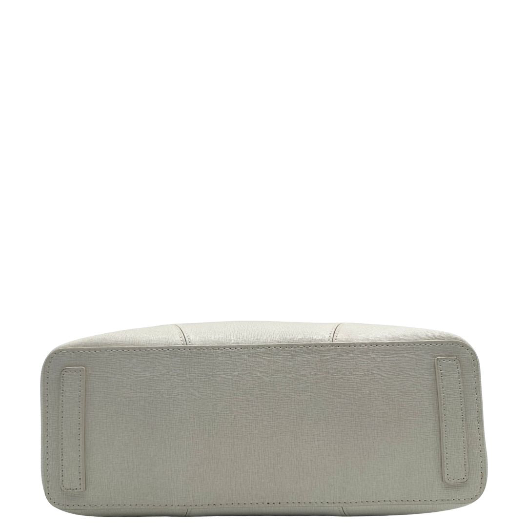 Base di un bucket Furla in pelle bianco gesso con parti metalliche dorate; munito di un manico singolo e pochette estraibile ed amovibile. Completo di dustbag.