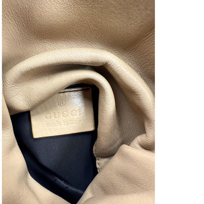 interno Mini Bucket Gucci in pelle beige con parti metalliche argentate; munito di una tracolla. Completa di dustbag, di lusso, originale, ottime condizioni, usata. 