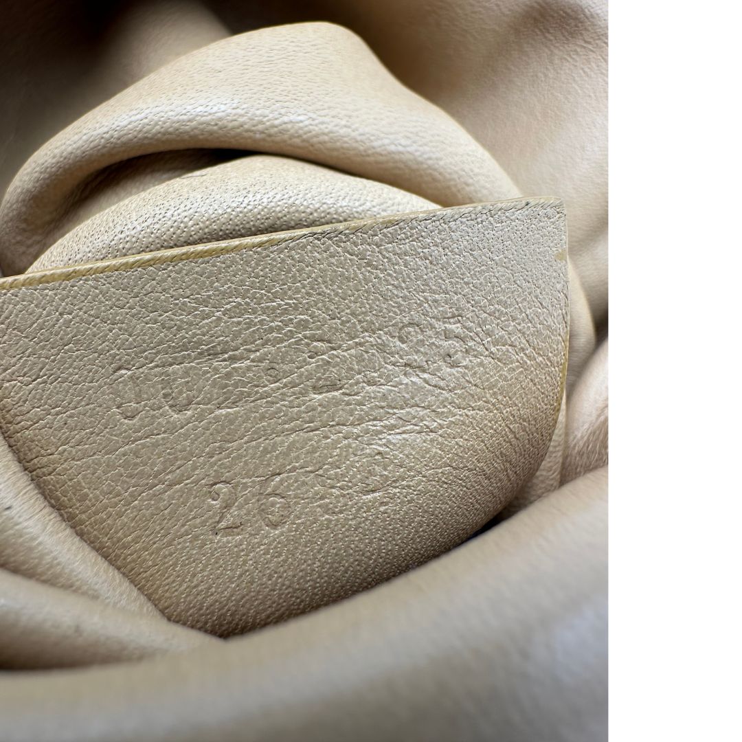interno Mini Bucket Gucci in pelle beige con parti metalliche argentate; munito di una tracolla. Completa di dustbag, di lusso, originale, ottime condizioni, usata. 