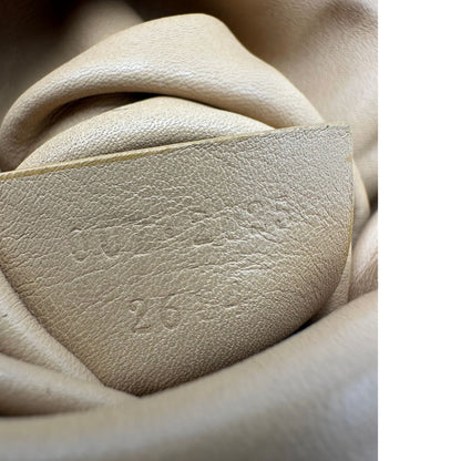 interno Mini Bucket Gucci in pelle beige con parti metalliche argentate; munito di una tracolla. Completa di dustbag, di lusso, originale, ottime condizioni, usata. 