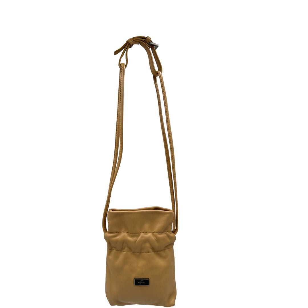 front Mini Bucket Gucci in pelle beige con parti metalliche argentate; munito di una tracolla. Completa di dustbag, di lusso, originale, ottime condizioni, usata. 