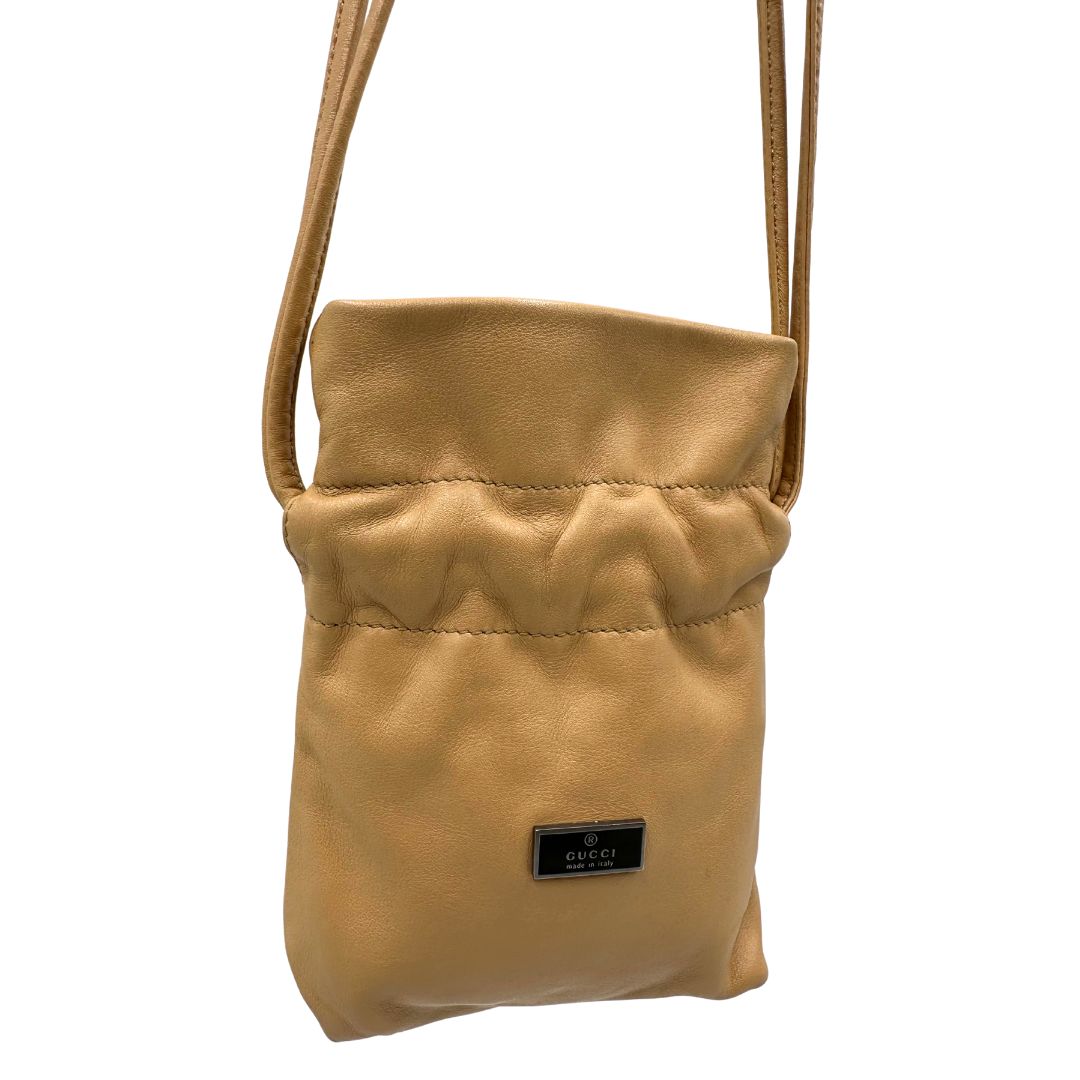 front Mini Bucket Gucci in pelle beige con parti metalliche argentate; munito di una tracolla. Completa di dustbag, di lusso, originale, ottime condizioni, usata. 