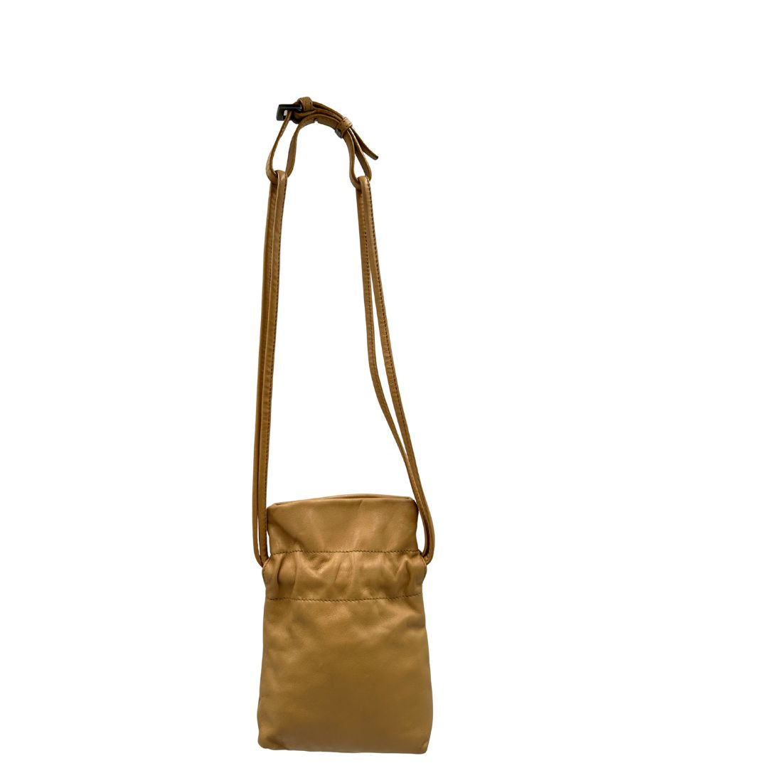 retro Mini Bucket Gucci in pelle beige con parti metalliche argentate; munito di una tracolla. Completa di dustbag, di lusso, originale, ottime condizioni, usata.