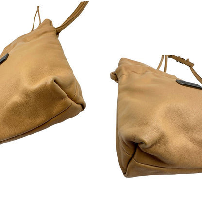 angoli Mini Bucket Gucci in pelle beige con parti metalliche argentate; munito di una tracolla. Completa di dustbag, di lusso, originale, ottime condizioni, usata.