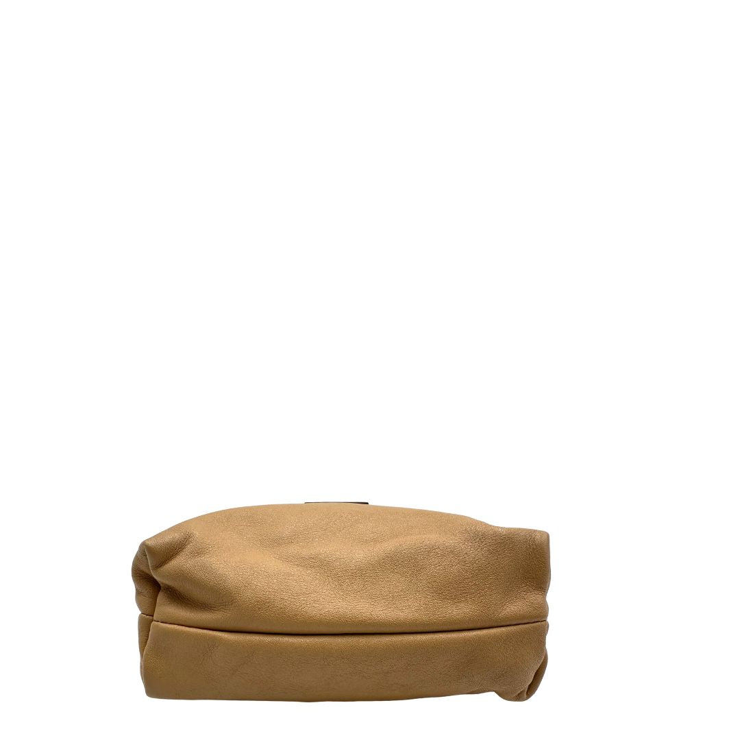 base Mini Bucket Gucci in pelle beige con parti metalliche argentate; munito di una tracolla. Completa di dustbag, di lusso, originale, ottime condizioni, usata.