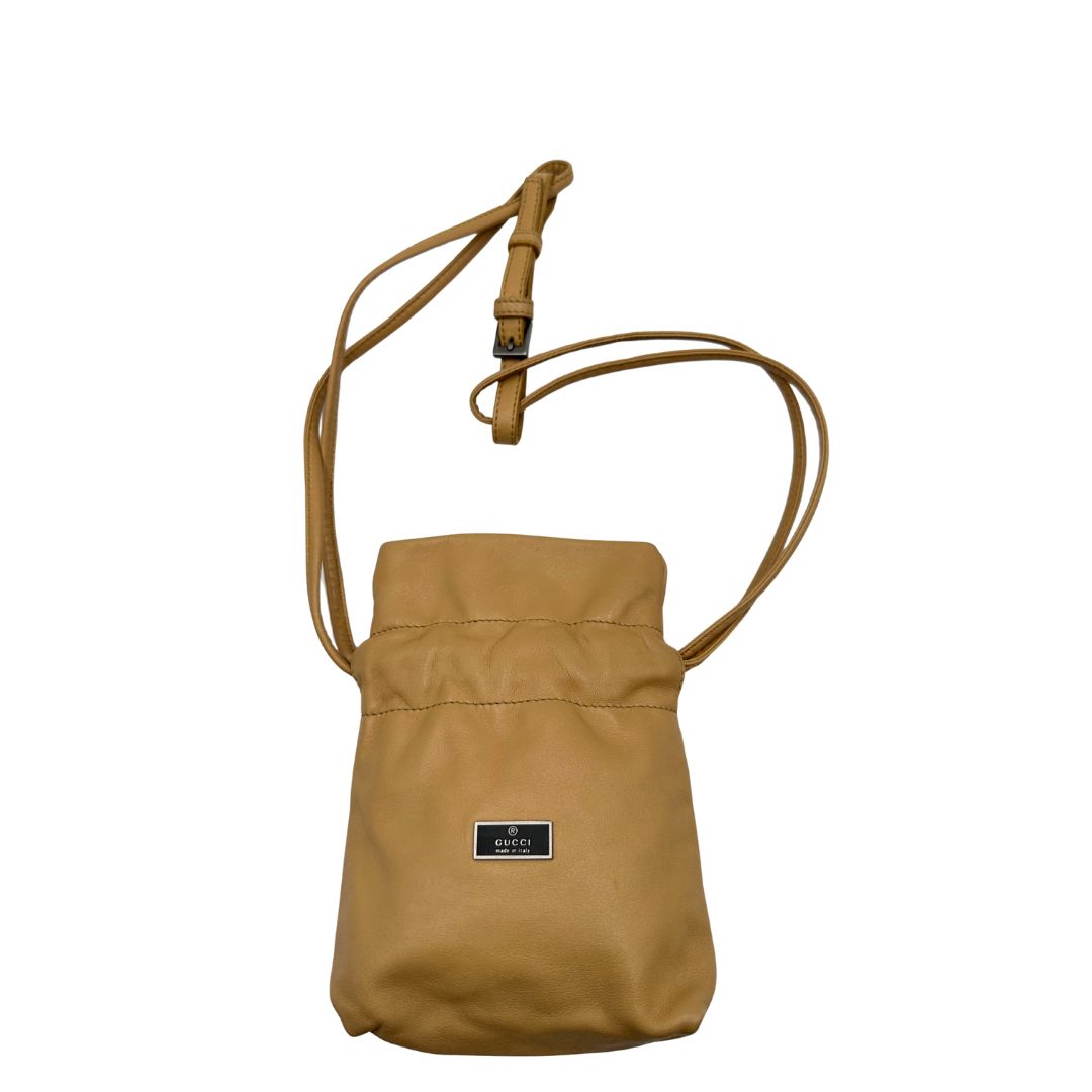 front Mini Bucket Gucci in pelle beige con parti metalliche argentate; munito di una tracolla. Completa di dustbag, di lusso, originale, ottime condizioni, usata. 