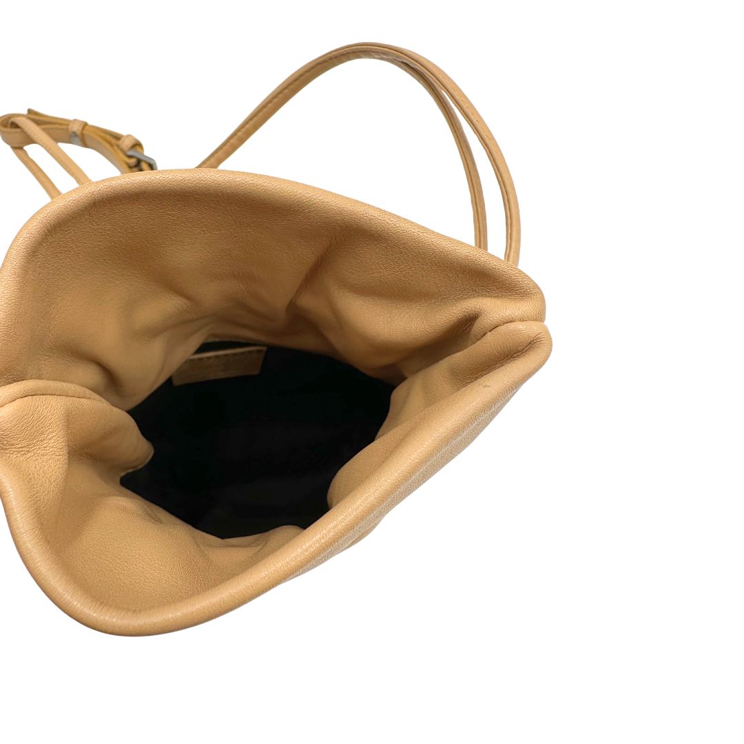 interno Mini Bucket Gucci in pelle beige con parti metalliche argentate; munito di una tracolla. Completa di dustbag, di lusso, originale, ottime condizioni, usata. 