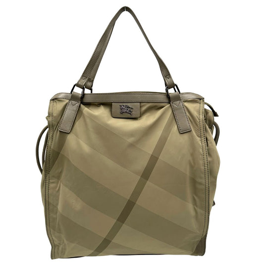 Front di una Borsa Burberry in nylon color verde oliva rifinita con parti in pelle tono su tono, inserti metallici effetto renio; munita di doppi manici, da indossare a spalla. Originale, usata, di lusso, in ottime condizioni