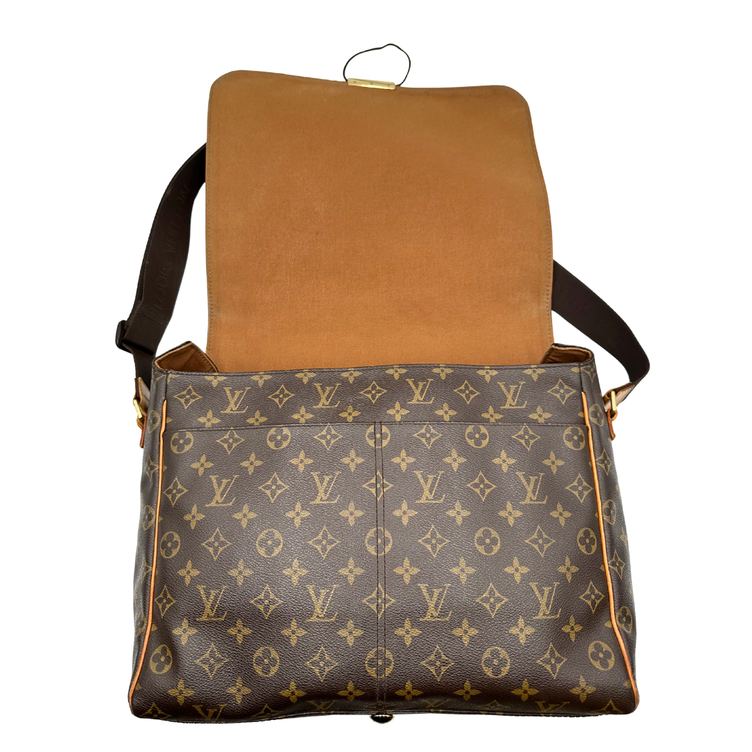 Interno di una Cartella Louis Vuitton in canvas marrone monogram con finiture in vacchetta naturale e parti metalliche dorate. Munita di una tracolla in tessuto regolabile. Originale, usata, di lusso, in ottime condizioni