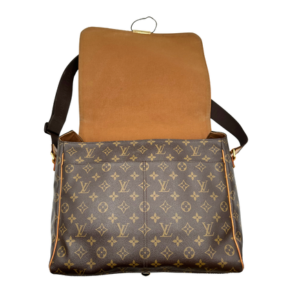 Interno di una Cartella Louis Vuitton in canvas marrone monogram con finiture in vacchetta naturale e parti metalliche dorate. Munita di una tracolla in tessuto regolabile. Originale, usata, di lusso, in ottime condizioni