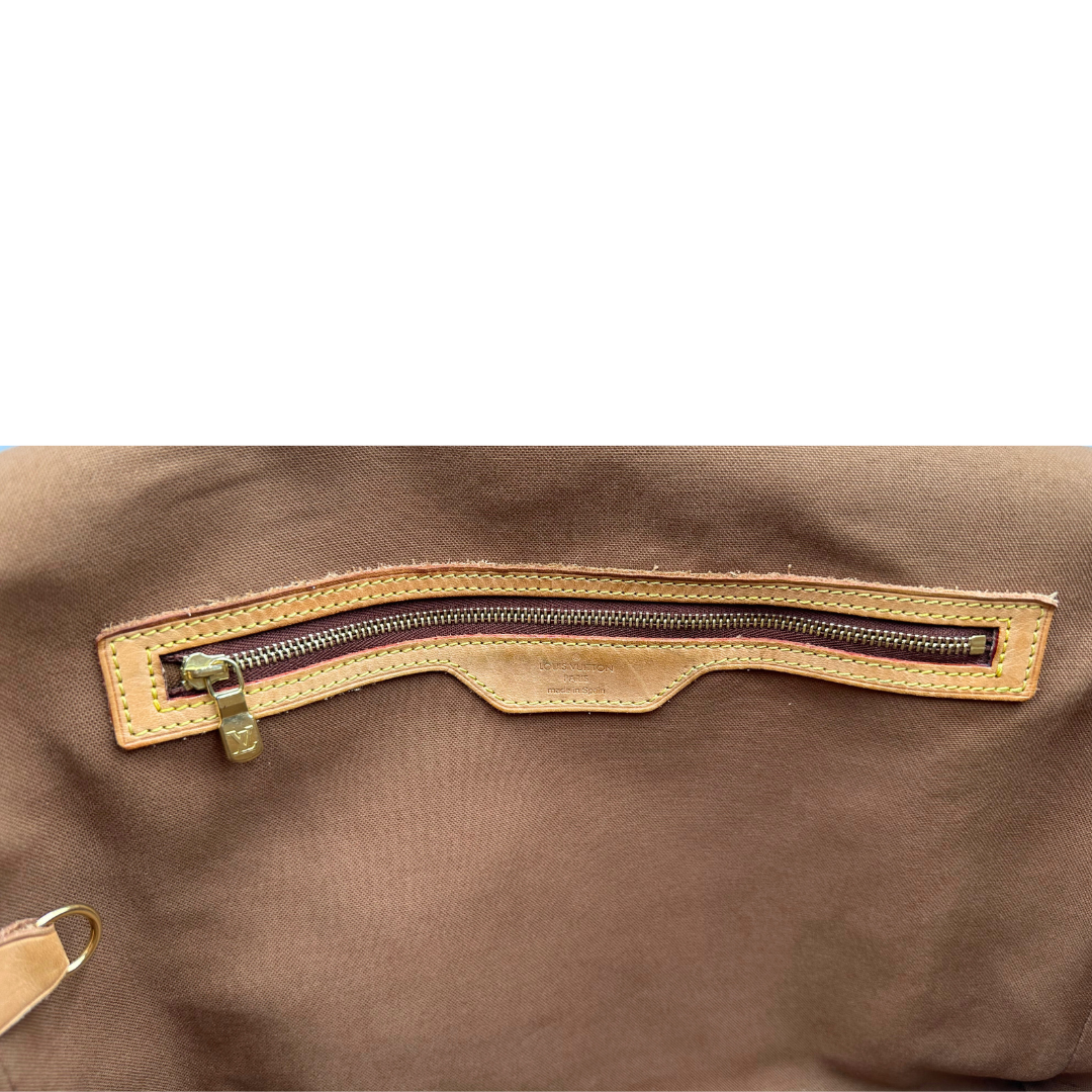 Tasca interna di una Cartella Louis Vuitton in canvas marrone monogram con finiture in vacchetta naturale e parti metalliche dorate. Munita di una tracolla in tessuto regolabile. Originale, usata, di lusso, in ottime condizioni