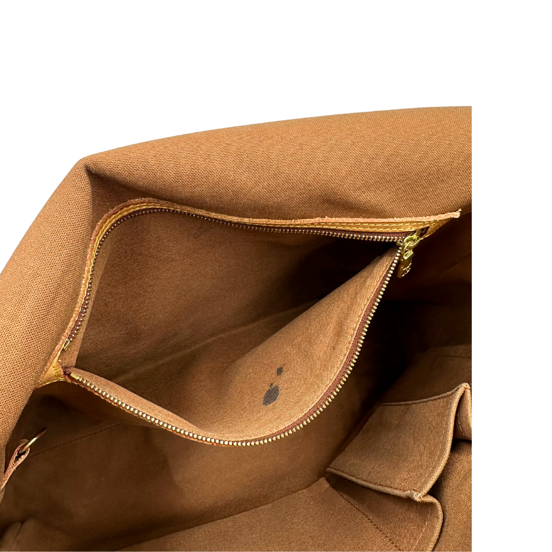 Interno della tasca di una Cartella Louis Vuitton in canvas marrone monogram con finiture in vacchetta naturale e parti metalliche dorate. Munita di una tracolla in tessuto regolabile. Originale, usata, di lusso, in ottime condizioni