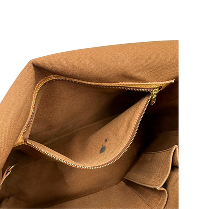 Interno della tasca di una Cartella Louis Vuitton in canvas marrone monogram con finiture in vacchetta naturale e parti metalliche dorate. Munita di una tracolla in tessuto regolabile. Originale, usata, di lusso, in ottime condizioni