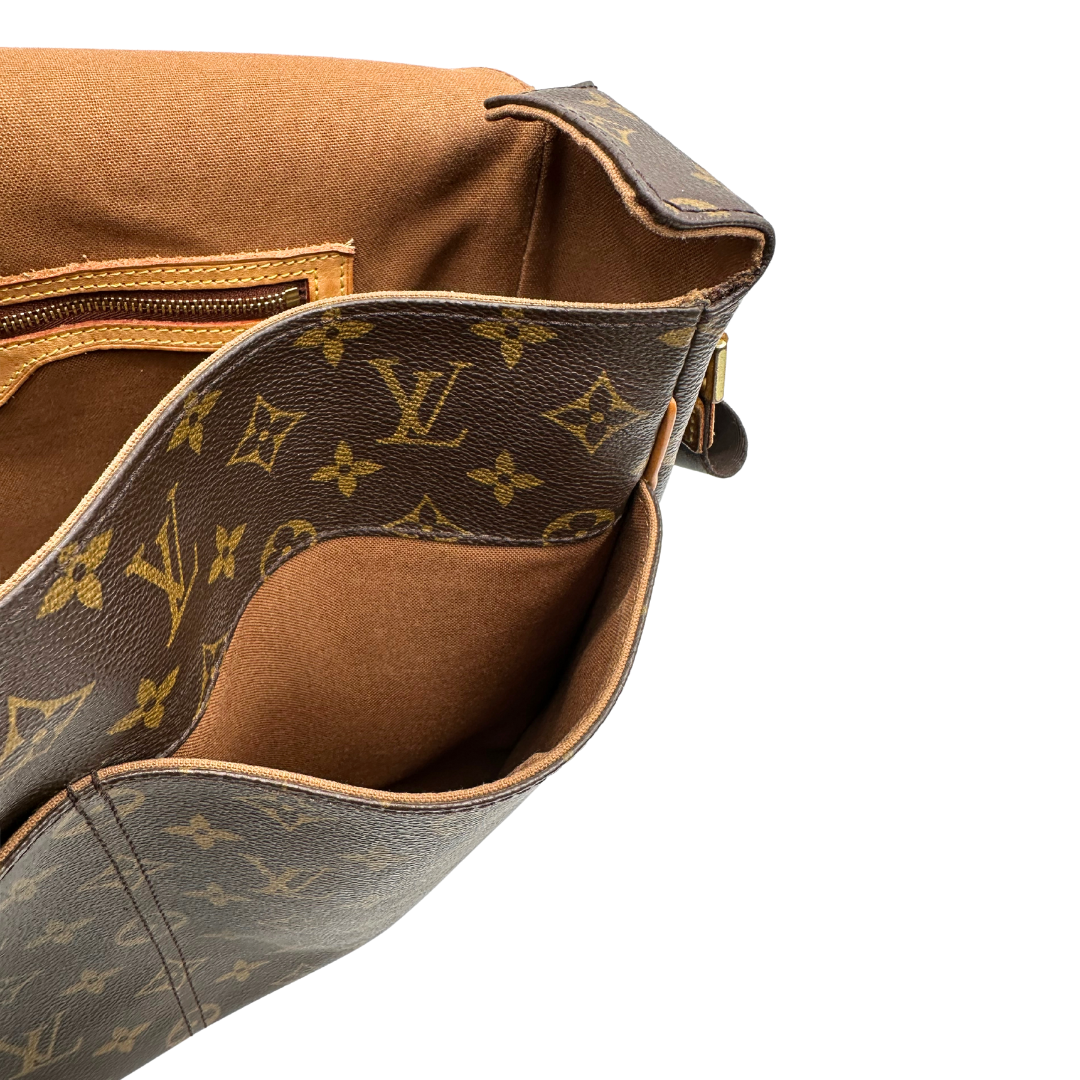 Tasca esterna di una Cartella Louis Vuitton in canvas marrone monogram con finiture in vacchetta naturale e parti metalliche dorate. Munita di una tracolla in tessuto regolabile. Originale, usata, di lusso, in ottime condizioni