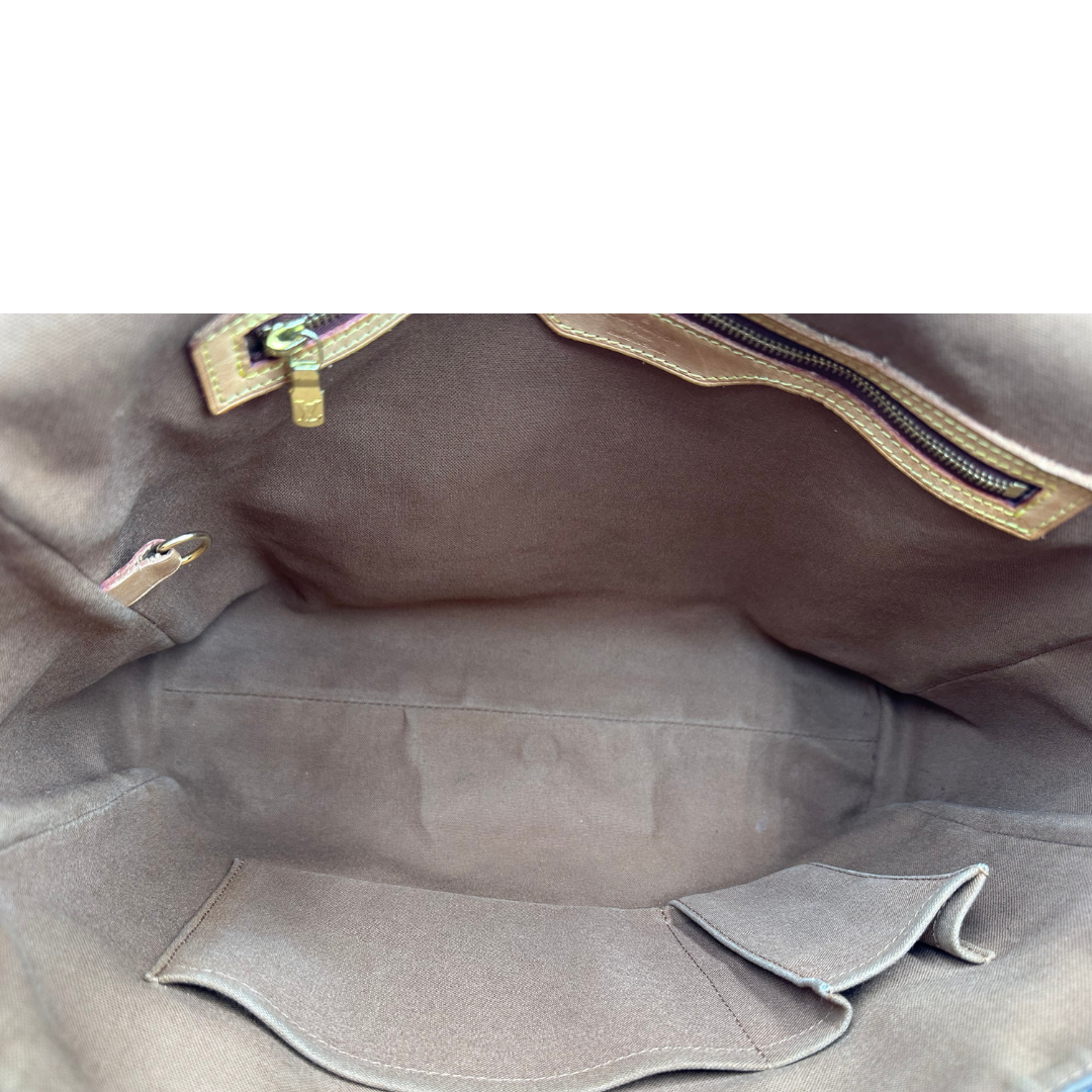 Interno di una Cartella Louis Vuitton in canvas marrone monogram con finiture in vacchetta naturale e parti metalliche dorate. Munita di una tracolla in tessuto regolabile. Originale, usata, di lusso, in ottime condizioni