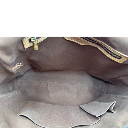 Interno di una Cartella Louis Vuitton in canvas marrone monogram con finiture in vacchetta naturale e parti metalliche dorate. Munita di una tracolla in tessuto regolabile. Originale, usata, di lusso, in ottime condizioni