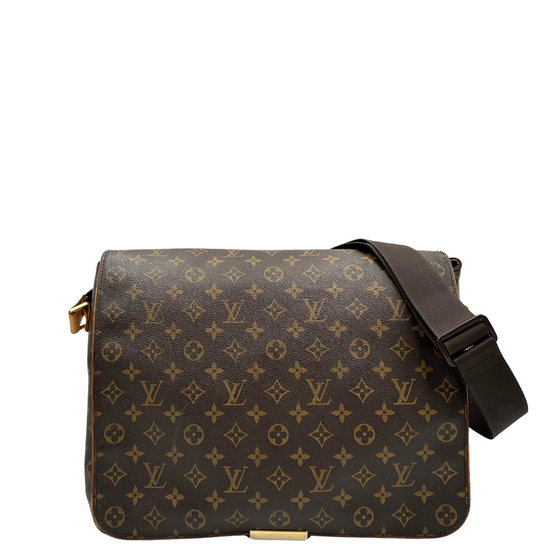 Front di una Cartella Louis Vuitton in canvas marrone monogram con finiture in vacchetta naturale e parti metalliche dorate. Munita di una tracolla in tessuto regolabile. Originale, usata, di lusso, in ottime condizioni