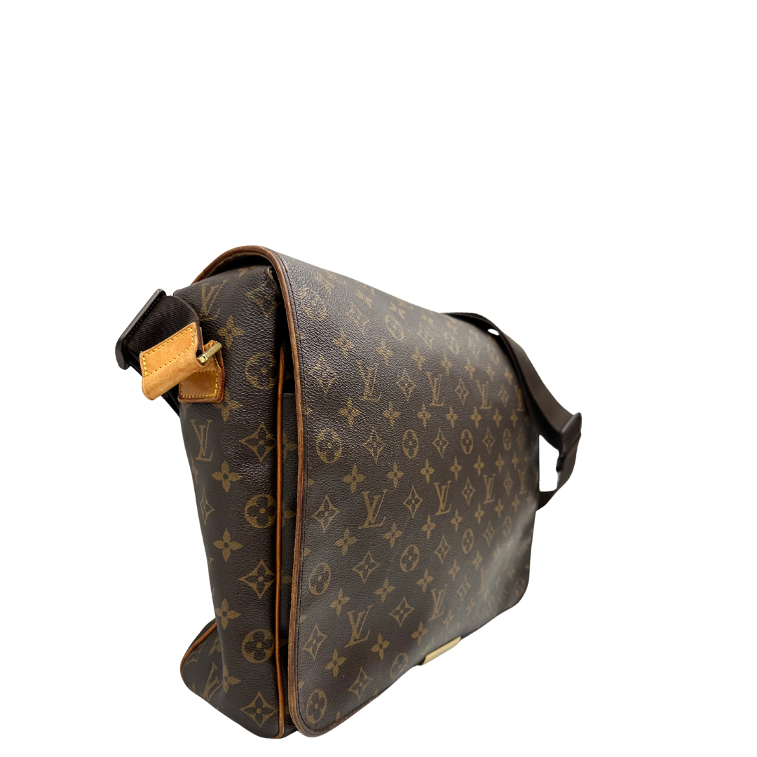 Lato destro di una Cartella Louis Vuitton in canvas marrone monogram con finiture in vacchetta naturale e parti metalliche dorate. Munita di una tracolla in tessuto regolabile. Originale, usata, di lusso, in ottime condizioni