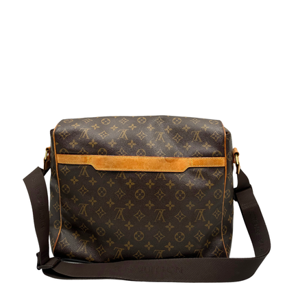 Retro di una di una Cartella Louis Vuitton in canvas marrone monogram con finiture in vacchetta naturale e parti metalliche dorate. Munita di una tracolla in tessuto regolabile. Originale, usata, di lusso, in ottime condizioni