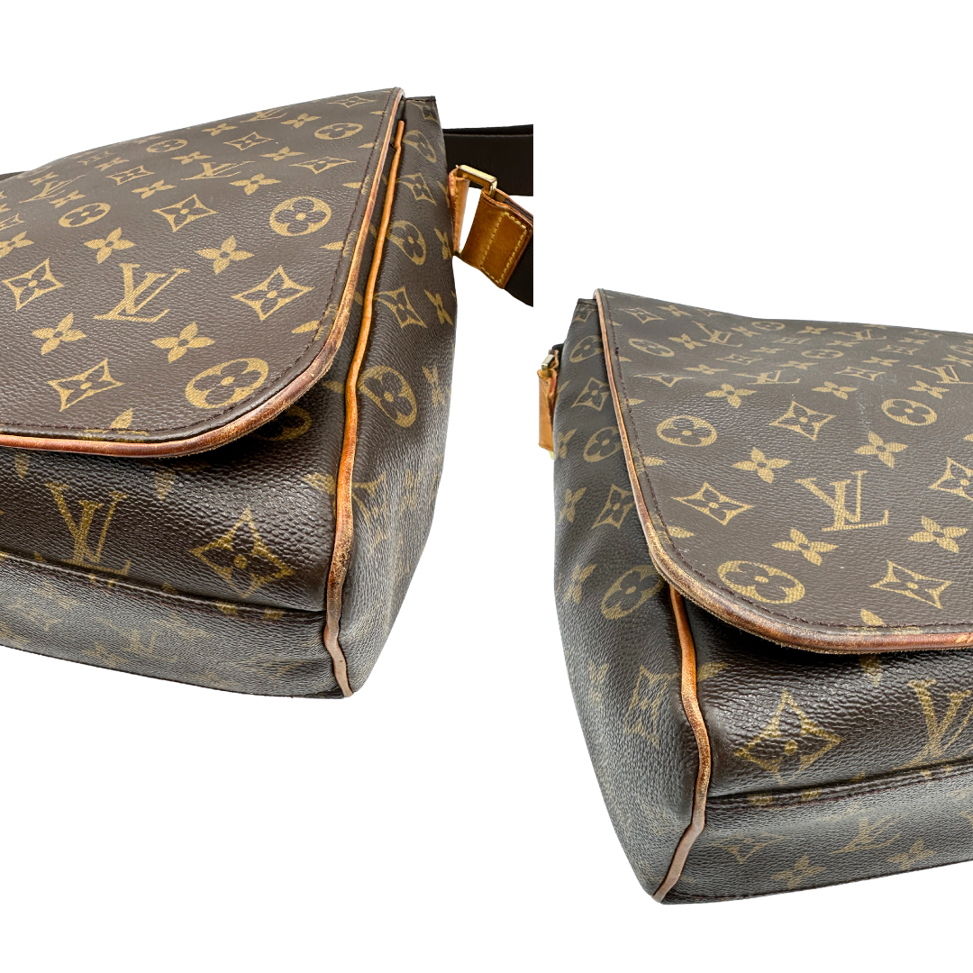 Angoli di una Cartella Louis Vuitton in canvas marrone monogram con finiture in vacchetta naturale e parti metalliche dorate. Munita di una tracolla in tessuto regolabile. Originale, usata, di lusso, in ottime condizioni