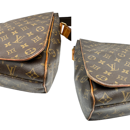 Angoli di una Cartella Louis Vuitton in canvas marrone monogram con finiture in vacchetta naturale e parti metalliche dorate. Munita di una tracolla in tessuto regolabile. Originale, usata, di lusso, in ottime condizioni