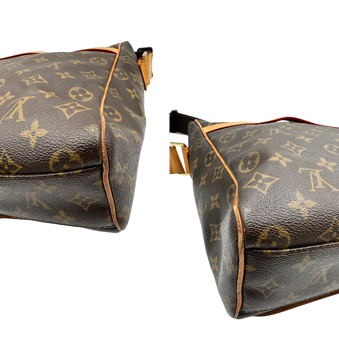 Angoli di una Cartella Louis Vuitton in canvas marrone monogram con finiture in vacchetta naturale e parti metalliche dorate. Munita di una tracolla in tessuto regolabile. Originale, usata, di lusso, in ottime condizioni