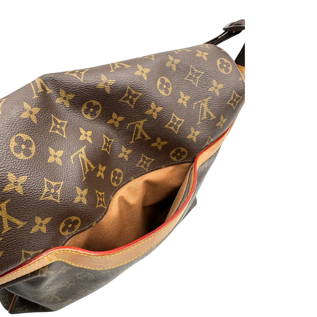 Tasca di una Cartella Louis Vuitton in canvas marrone monogram con finiture in vacchetta naturale e parti metalliche dorate. Munita di una tracolla in tessuto regolabile. Originale, usata, di lusso, in ottime condizioni