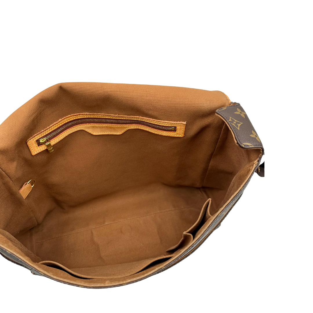 Interno di una Cartella Louis Vuitton in canvas marrone monogram con finiture in vacchetta naturale e parti metalliche dorate. Munita di una tracolla in tessuto regolabile. Originale, usata, di lusso, in ottime condizioni