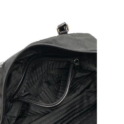 interno Borsa Prada in nylon nero con finiture in pelle tono su tono e parti metalliche argentate; munita di doppi manici e accessorio porta address, di lusso, originale, ottime condizioni, usata. 
