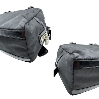 angoli Borsa Prada in nylon nero con finiture in pelle tono su tono e parti metalliche argentate; munita di doppi manici e accessorio porta address, di lusso, originale, ottime condizioni, usata. 