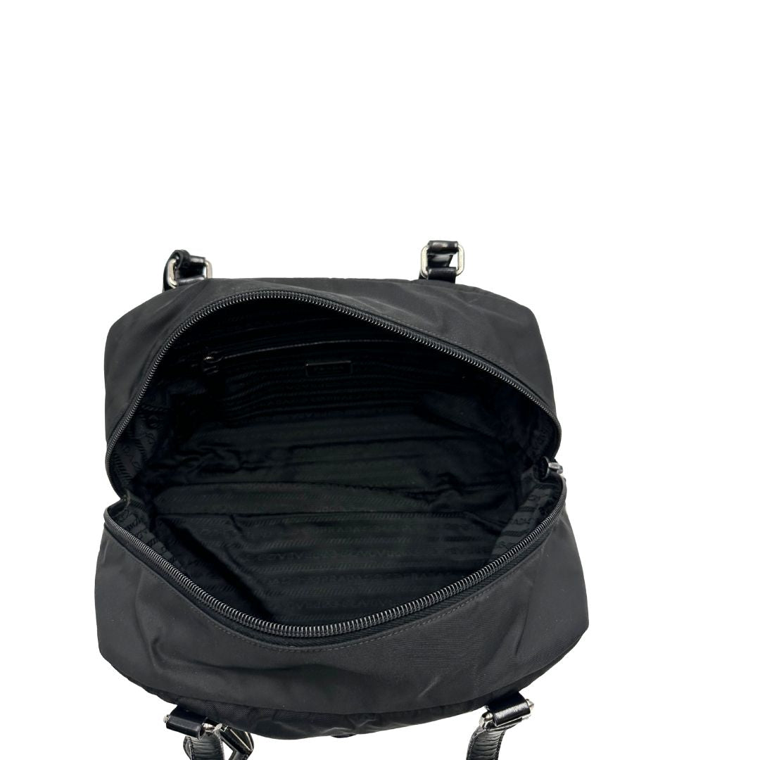 interno Borsa Prada in nylon nero con finiture in pelle tono su tono e parti metalliche argentate; munita di doppi manici e accessorio porta address, di lusso, originale, ottime condizioni, usata.  