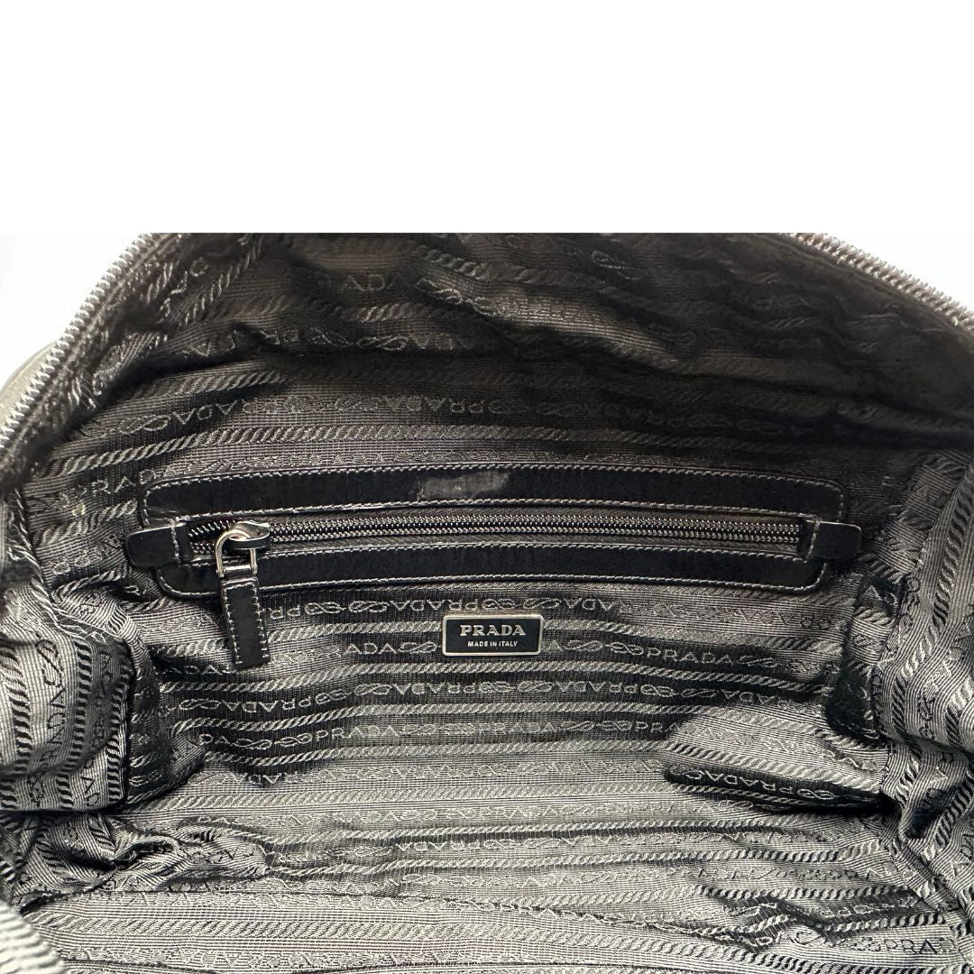 interno Borsa Prada in nylon nero con finiture in pelle tono su tono e parti metalliche argentate; munita di doppi manici e accessorio porta address, di lusso, originale, ottime condizioni, usata. 
