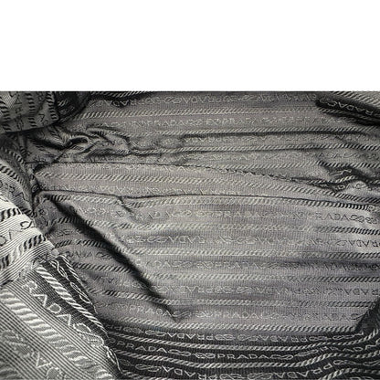 interno Borsa Prada in nylon nero con finiture in pelle tono su tono e parti metalliche argentate; munita di doppi manici e accessorio porta address, di lusso, originale, ottime condizioni, usata. 