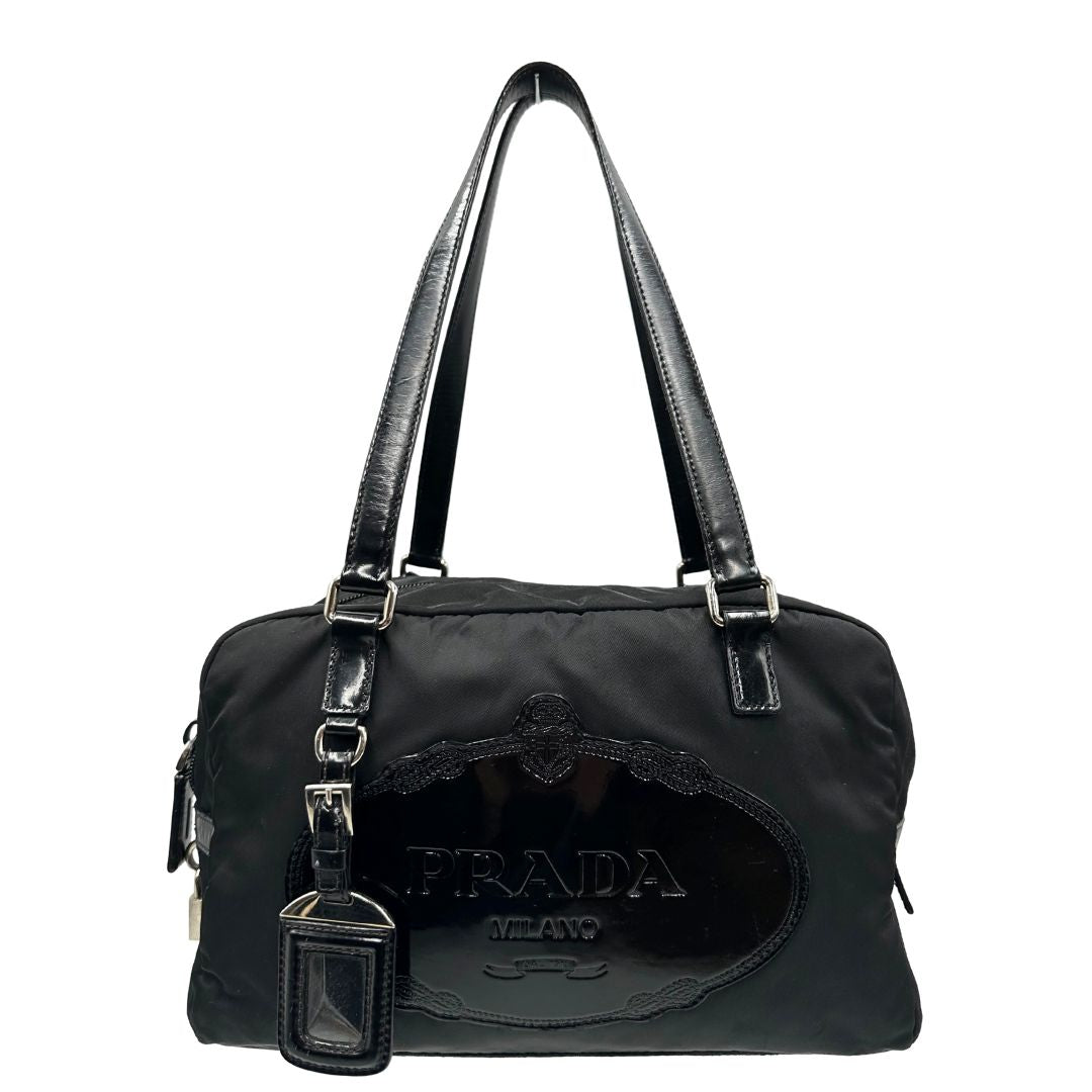 front Borsa Prada in nylon nero con finiture in pelle tono su tono e parti metalliche argentate; munita di doppi manici e accessorio porta address, di lusso, originale, ottime condizioni, usata. 
